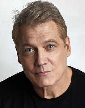 Holt McCallany